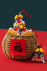 红黑背景布老虎摆拍图