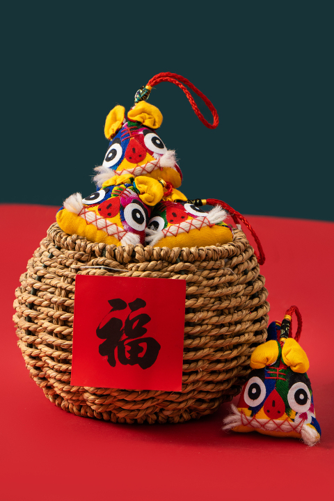 红黑背景布老虎摆拍图版权图片下载