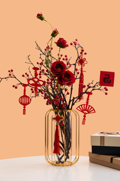橙色背景春节礼物鲜花摆台实拍图
