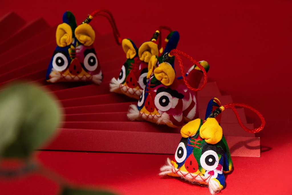 绿叶前景布老虎玩偶实拍图版权图片下载