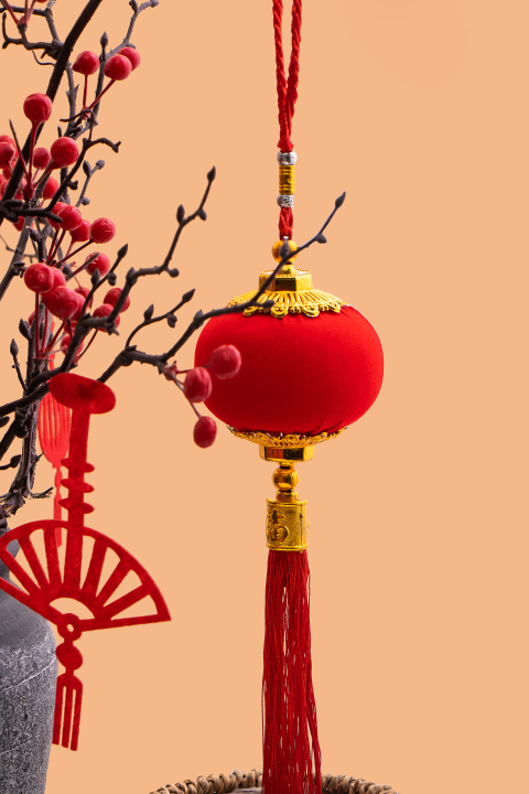 红色梅花花苞新春灯笼实拍图版权图片下载