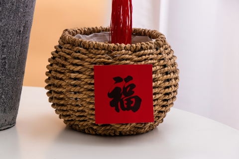 绳编兔年春节糖果罐子高清图