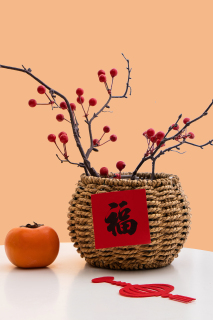 橙色背景室内装饰插花俯拍图