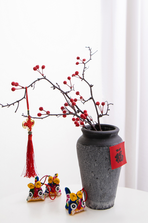 花瓶旁边三只布老虎高清图版权图片下载