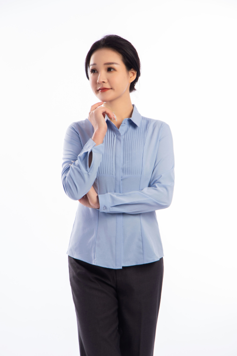 一只手托着腮站立的女人高清图版权图片下载