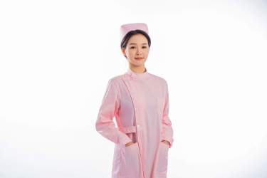 女护士双手插兜实拍图