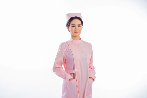 女护士双手插兜实拍图