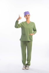 绿色手术服女医生点赞全身照高清图