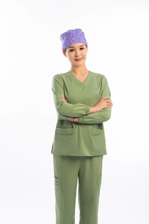 绿色手术服女医生双手环抱实拍图版权图片下载