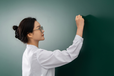近拍女教授黑板写字图