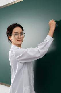 戴眼镜的女性教授图