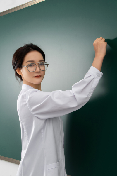 戴眼镜的女性教授图