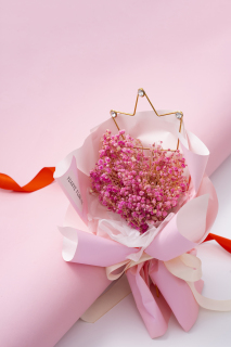 粉色满天香花束皇冠精致鲜花图片