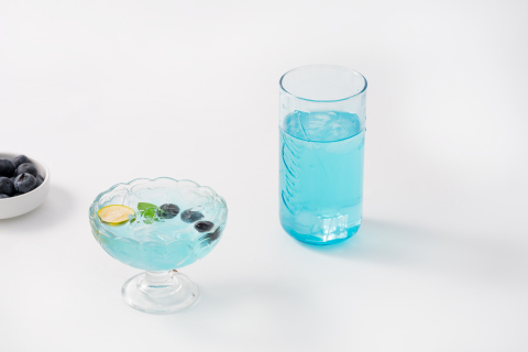 蓝色经典特色鸡尾酒饮品展示图
