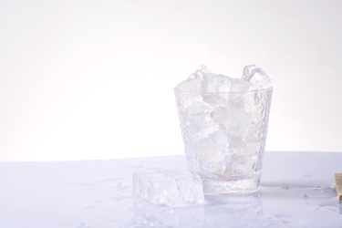 水杯里的冰块特写图