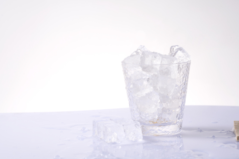 水杯里的冰块特写图