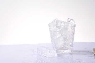 水杯里的冰块特写图