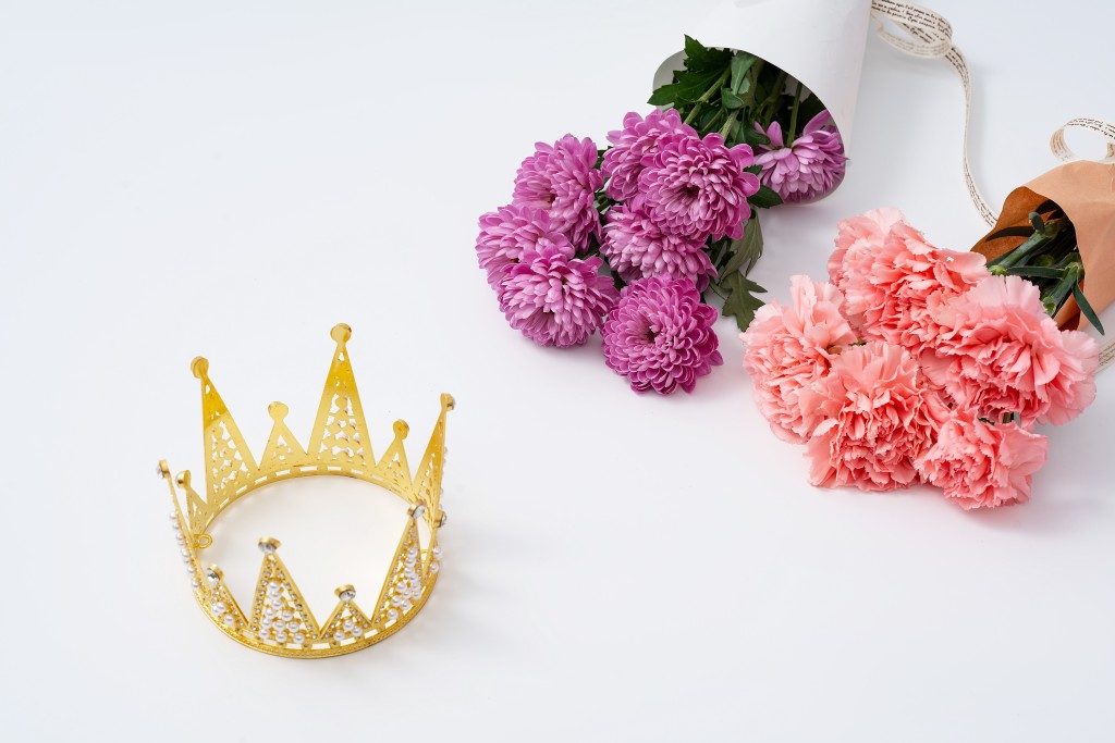女王皇冠康乃馨鲜花母亲节礼物图版权图片下载