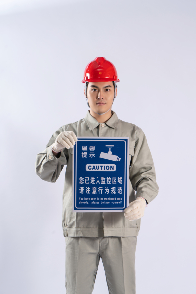 手拿温馨提示的工作人员实拍图