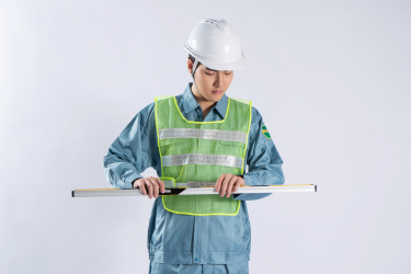 穿安全服的中层领导检查高清图