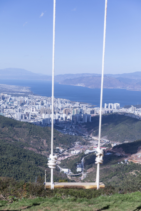 荡秋千旅游蓝天河流美景高清图版权图片下载