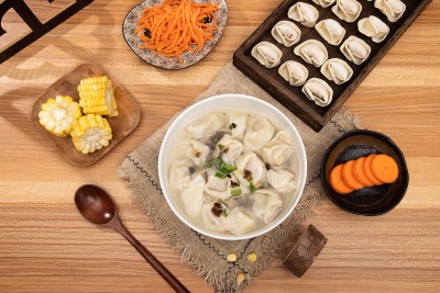 玉米胡萝卜馄饨俯拍高清图