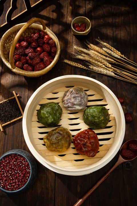 五彩小麦饭团俯拍图版权图片下载