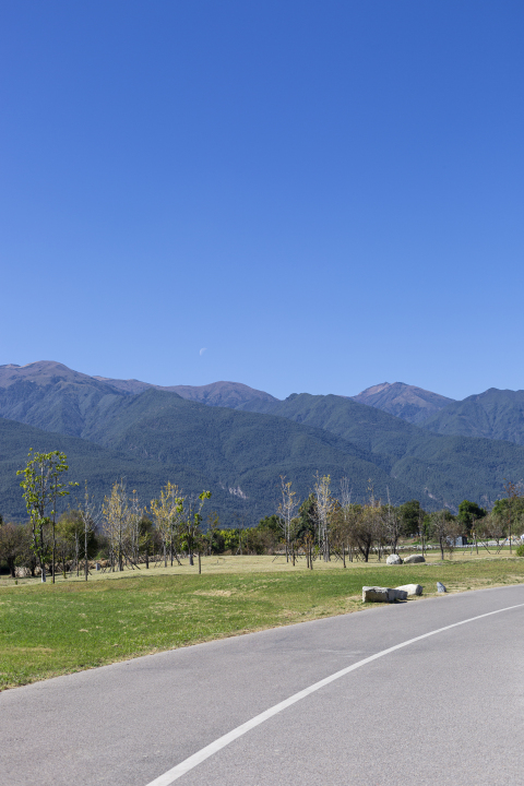 山川绿色草坪自然风景高清图版权图片下载