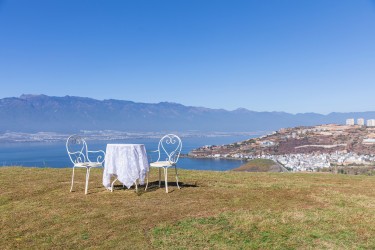 湖边风景就餐区白色餐椅图