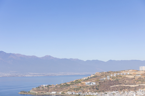 山顶远山湖水远景高清图