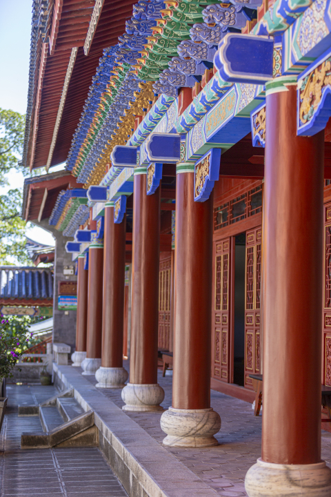 中式庭院红色花纹柱子高清图版权图片下载