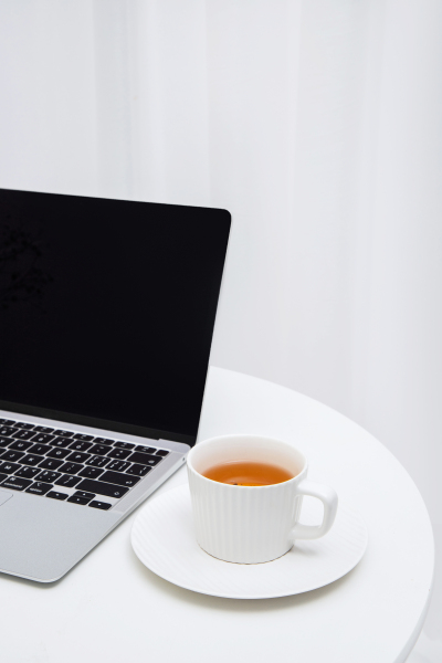 咖啡杯商务电脑办公实拍图
