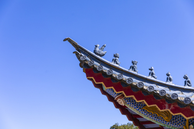 天空下国风古式建筑屋檐图