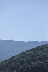 高山风车远景实拍高清图