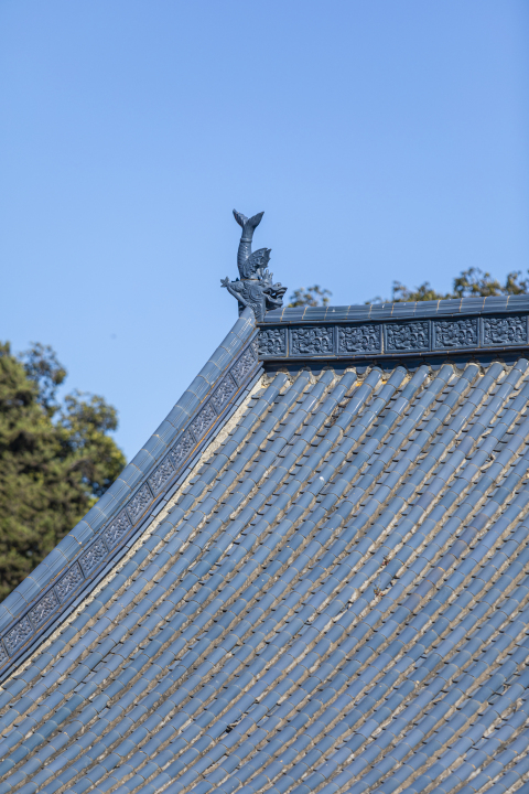 国风建筑雕像屋檐实拍图版权图片下载