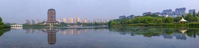 大型湿地公园湖边全景实拍图