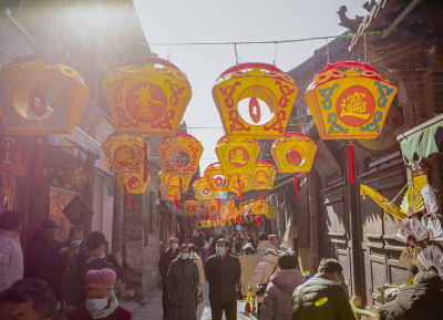 阳光下招财进宝红灯笼高清图