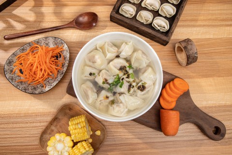 木质托盘盛放馄饨高清图