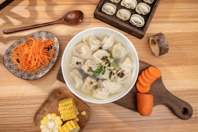 木质托盘盛放馄饨高清图
