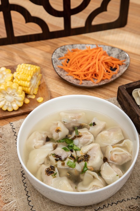 刚出锅的玉米鲜肉馄饨实拍图版权图片下载