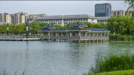现代高级建筑湖边景观高清图