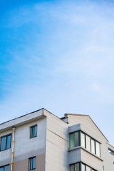 蓝色天空下居民楼高清图