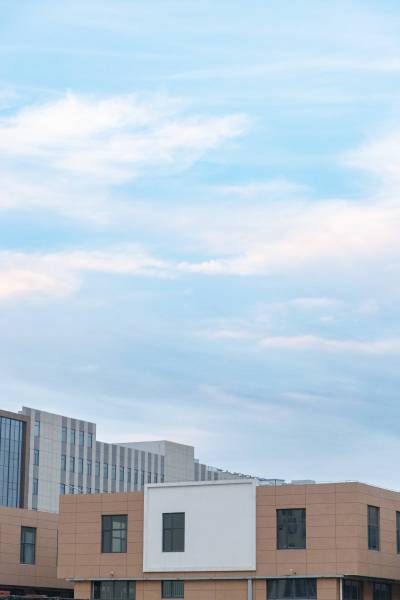 城市楼顶的风景实拍图