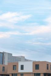 城市楼顶的风景实拍图