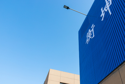 蓝色天空下的蓝色建筑实拍图