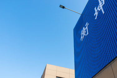 蓝色天空下的蓝色建筑实拍图