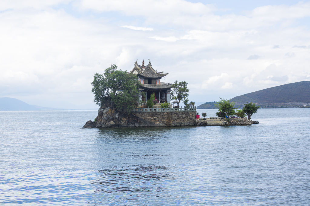 平静湖面古建筑远景实拍图版权图片下载