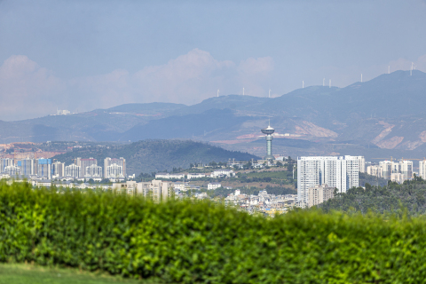 近景绿化远山风力发电高清图