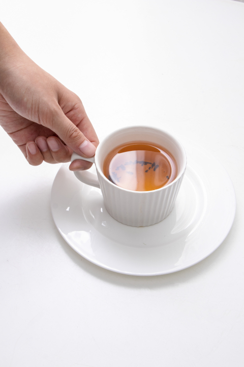 手拿茶杯清香红茶高清图版权图片下载