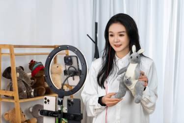 知性女性玩偶带货直播图片